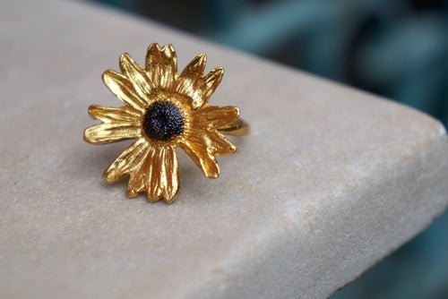 Daisy Ring Gold Plated – Handmade Nature Jewelry With Black Rhodium