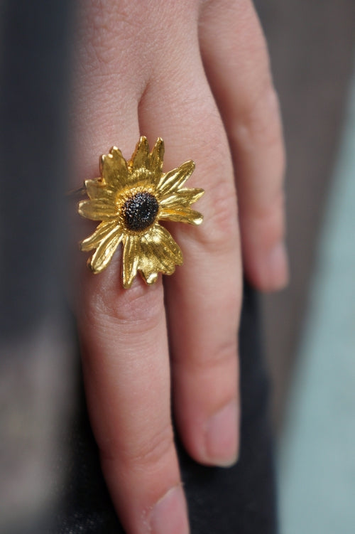 Daisy Ring Gold Plated – Handmade Nature Jewelry With Black Rhodium
