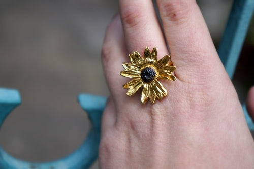 Daisy Ring Gold Plated – Handmade Nature Jewelry With Black Rhodium